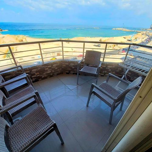 شقه علي البحر مباشر غرفتين نوم و 2 الدور السادس حمام