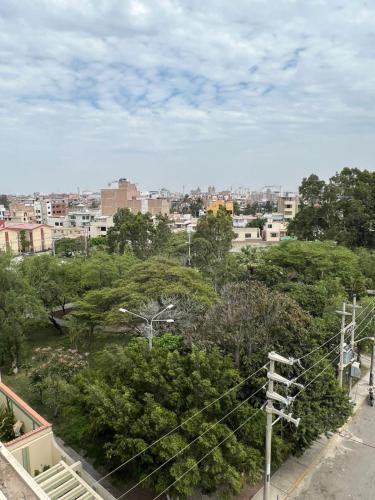 a view of a city with trees and buildings at Departamento en Exclusiva Zona in Chiclayo