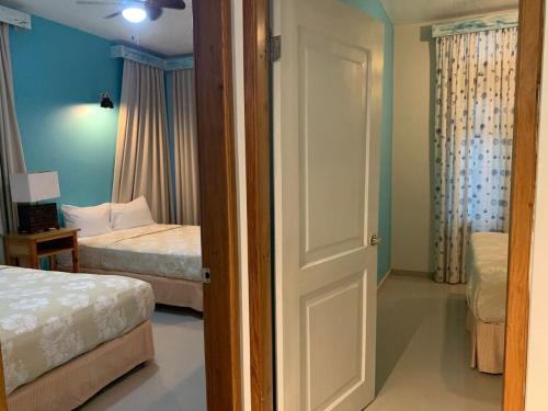 Una cama o camas en una habitación de esquina de la playa familiar