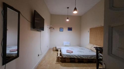 ein Krankenzimmer mit zwei Betten und einem Spiegel in der Unterkunft Casa na melhor localização de Santa Teresa in Rio de Janeiro