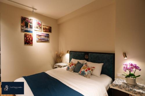 Giường trong phòng chung tại High-ser Apt w Greenview, Projector and 2BR incenter - So warmly and spacious