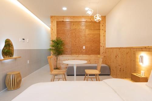 Postel nebo postele na pokoji v ubytování Gangneung Stay Gyeongpo 55