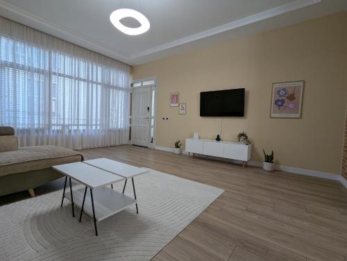 un soggiorno con divano e TV di Villa 9-2B a Tirana