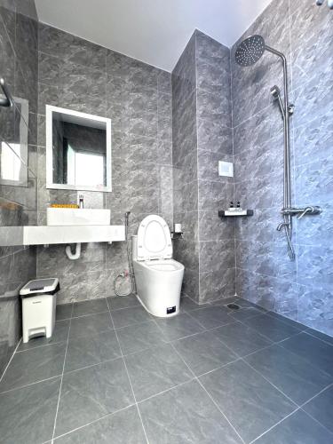 a bathroom with a toilet and a sink and a shower at Villa Làng Bè - Đảo Phú Quý in Cù Lao Thu