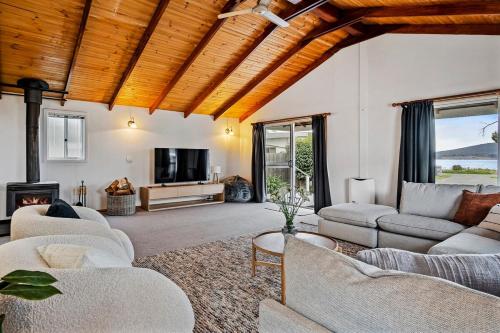 Ruang duduk di Coastal Retreat
