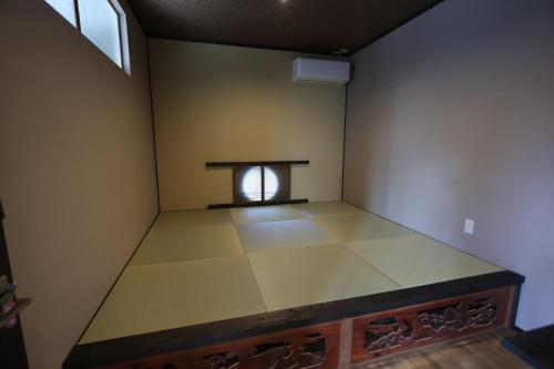 a room with a table and a window in it at 火口に最も近い桜島のゲストハウスikoてらす in Kagoshima