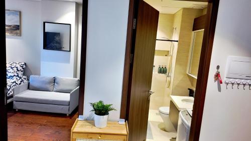 un bagno con divano e sedia in una stanza di Dominiks spacious classic family VIP 1 Bedroom Tambuli Balcony Pool Beach a Lapu Lapu City