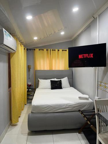 a bedroom with a bed with a netflix sign on it at Jazmin's Apartment in Oranjestad