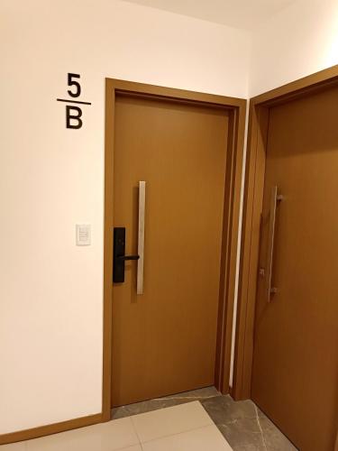 a door in a building with the words ber at Dpto Hestia en Equipetrol in Santa Cruz de la Sierra