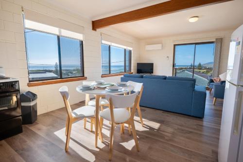TV a/nebo společenská místnost v ubytování Blue Seas Holiday Villas