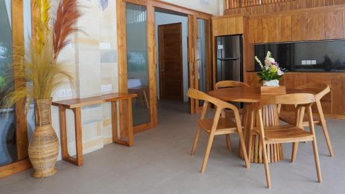 Кухня или мини-кухня в Ayunan Beach Villas Amed
