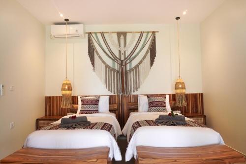 Кровать или кровати в номере Ayunan Beach Villas Amed