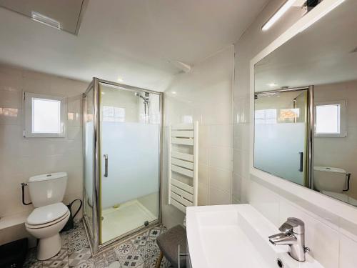 une salle de bain avec une douche, des toilettes et un lavabo dans l'établissement Charmante maisonnette à Fouras, 200m de la plage, idéale pour 4 personnes - FR-1-709-86, à Fouras