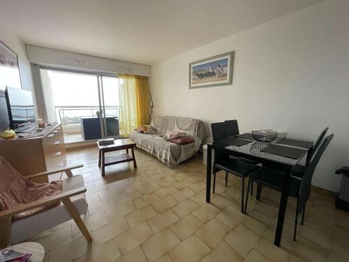 un salon avec une table et un canapé dans l'établissement Studio cabine vue mer, animaux admis à La Grande-Motte - FR-1-328-275, à La Grande Motte