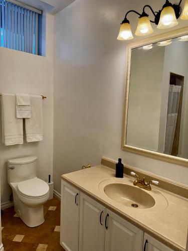 Φωτογραφία από το άλμπουμ του Spacious 2-BDRM Modern Retreat - Minutes from Pearson Airport σε Μπράμπτον