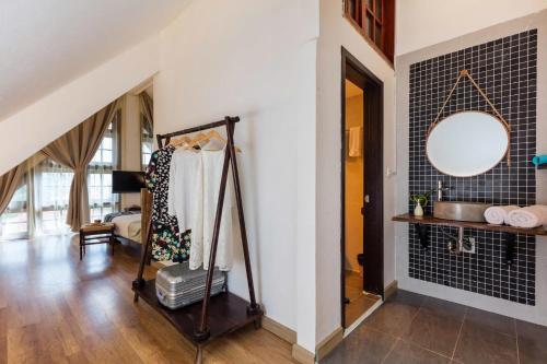 a room with a room with a mirror and a table at Maison de Sapa Villa in Sa Pa