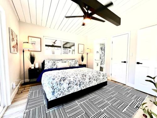 Half ACRE Lux Pool SPA with FIREPIT ARCADE Grill Sleeps 40にあるベッド