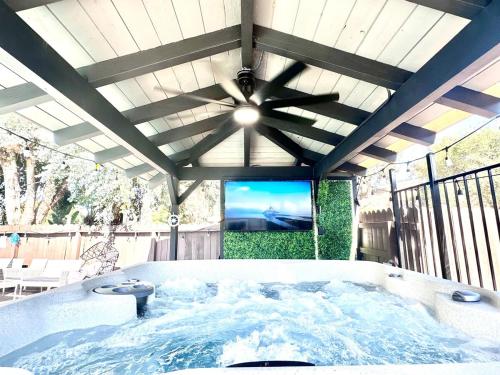 Half ACRE Lux Pool SPA with FIREPIT ARCADE Grill Sleeps 40の敷地内または近くにあるプール