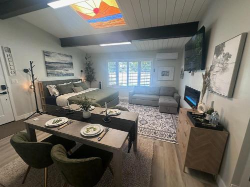 Half ACRE Lux Pool SPA with FIREPIT ARCADE Grill Sleeps 40にあるテレビまたはエンターテインメントセンター