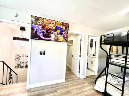 Half ACRE Lux Pool SPA with FIREPIT ARCADE Grill Sleeps 40にあるキッチンまたは簡易キッチン