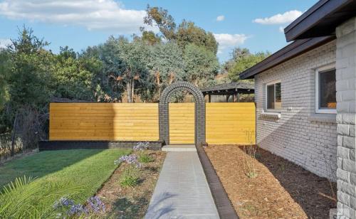 Half ACRE Lux Pool SPA with FIREPIT ARCADE Grill Sleeps 40にある庭