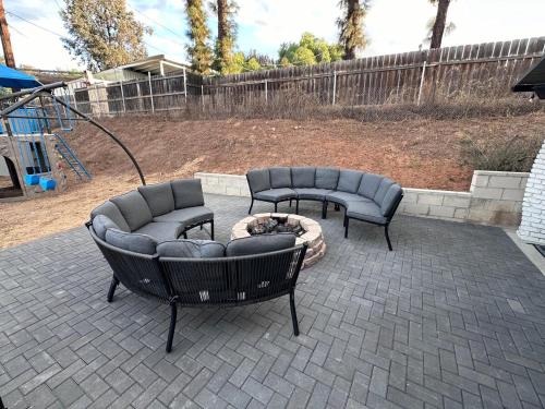 Half ACRE Lux Pool SPA with FIREPIT ARCADE Grill Sleeps 40にあるシーティングエリア
