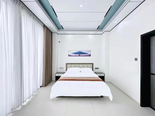 a bedroom with a bed and a ceiling at Meizhou Island Zhengxinju Homestay in Xiashan