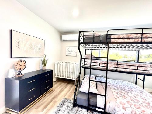 Half ACRE Lux Pool SPA with FIREPIT ARCADE Grill Sleeps 40にあるベッド