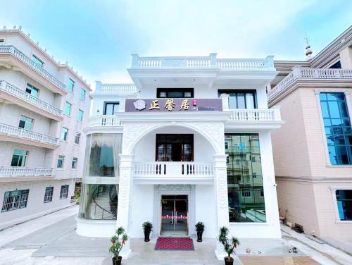 XiashanMeizhou Island Zhengxinju Homestay的一座大型白色建筑,上面设有阳台