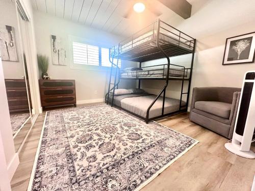 Half ACRE Lux Pool SPA with FIREPIT ARCADE Grill Sleeps 40にあるベッド