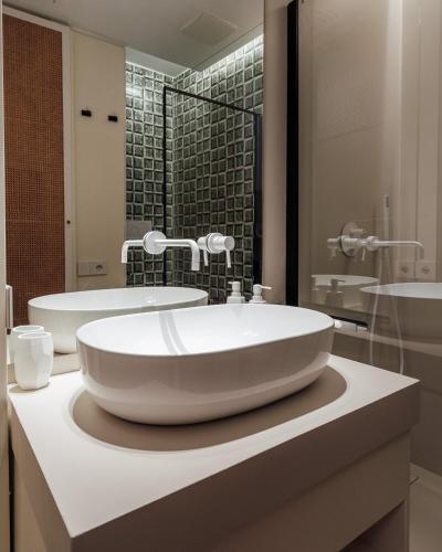 a bathroom with two sinks and a large tub at Luxury Villa Civico 27 - Capri Centro in Capri