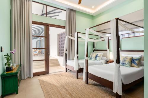 Katil atau katil-katil dalam bilik di Ban Laem Set - by Sublime Samui Villas