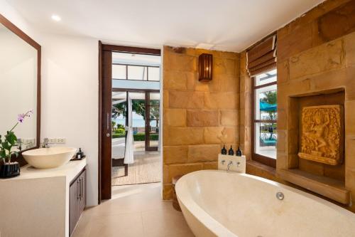 Bilik mandi di Ban Laem Set - by Sublime Samui Villas