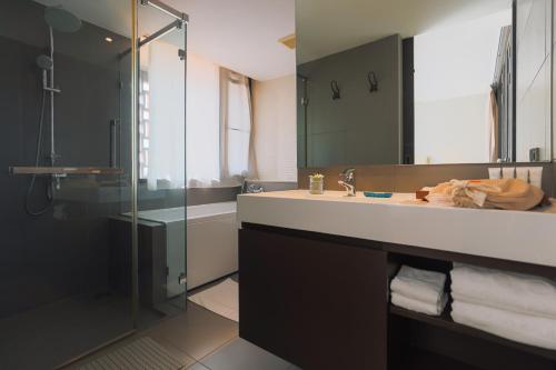 Ванная комната в Balcony Courtyard Sriracha Hotel & Serviced Apartments