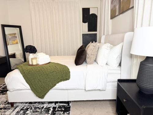 Ένα ή περισσότερα κρεβάτια σε δωμάτιο στο 2 BR LUX Apartment In Raleigh