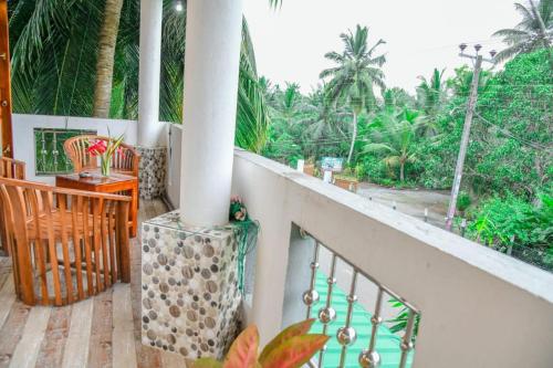 balcone con vista sulle palme di Turtle cove residence a Tangalle
