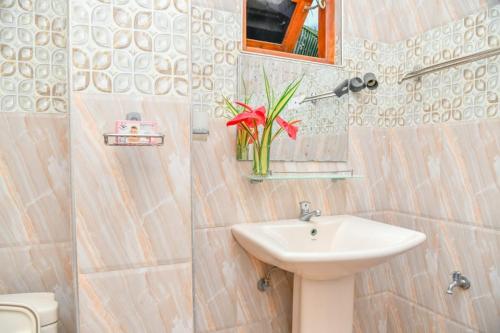 un bagno con lavandino, water e specchio di Turtle cove residence a Tangalle