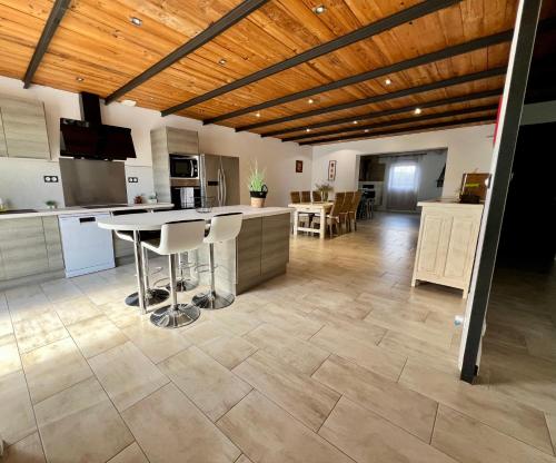 une cuisine et un salon avec une table et des chaises dans l'établissement La Parenthèse en Camargue - 120m2 plain-pied, à Arles
