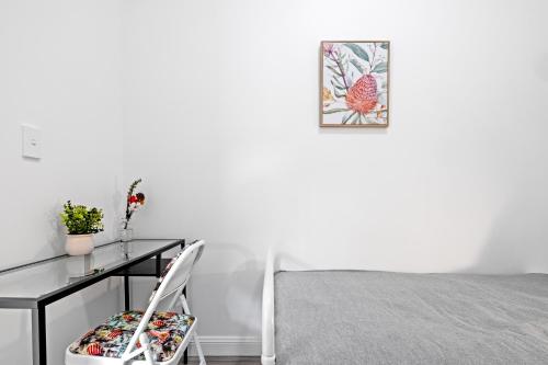 a bedroom with a desk and a bed at Traditional Single Room - Ideally Located at Kensington - Shared Bathroom in Sydney