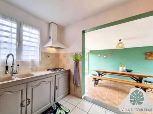 Η κουζίνα ή μικρή κουζίνα στο Villa Ti Coin Frais