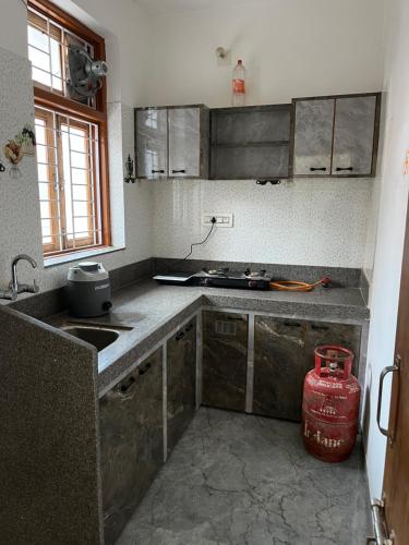 Η κουζίνα ή μικρή κουζίνα στο Homestay near Fort Palace in Heritage BIKANER