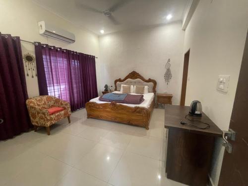 Ένα ή περισσότερα κρεβάτια σε δωμάτιο στο Luxurious Stunning 3bhk Modern Villa- viewtopia