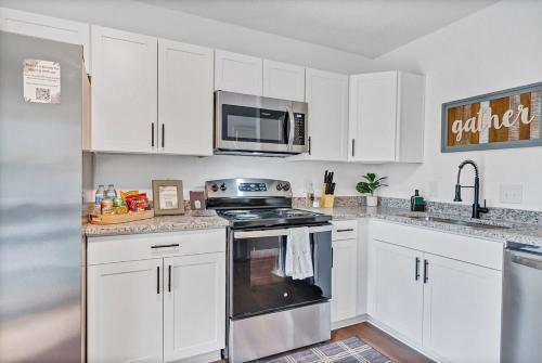 Dapur atau dapur kecil di Chic & Modern 2BD Near CAE