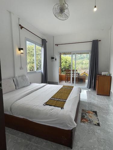 Llit o llits en una habitació de Rainbow Guesthouse