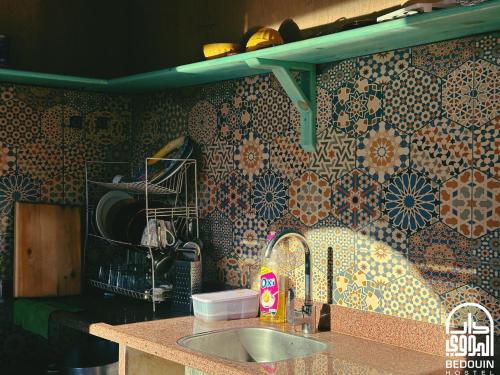 Kuchyň nebo kuchyňský kout v ubytování Bedouin Hostel- دار البدوي