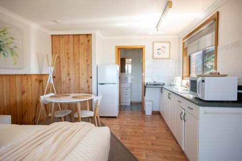 Kuchyň nebo kuchyňský kout v ubytování Blue Seas Holiday Villas