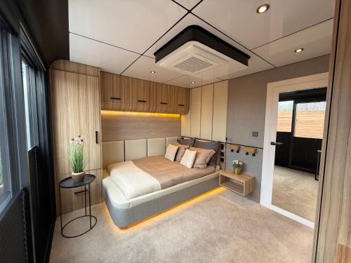 a bedroom with a bed in a room at Villa Perla Mare - Sauna Experience - On a lake near Amsterdam in Vinkeveen