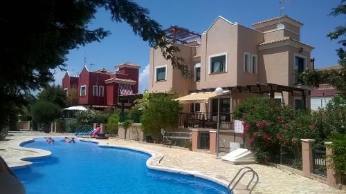 Πισίνα στο ή κοντά στο House Laguna Roja with sun terrace