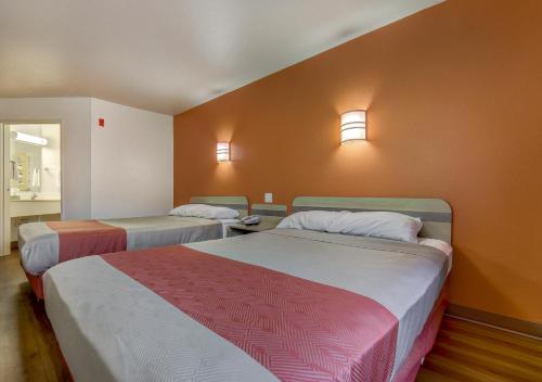 Un pat sau paturi într-o cameră la Motel 6-Roseburg, OR