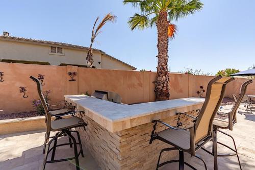 un bar al aire libre con 2 sillas y una parrilla en Westgate Wonder, en Glendale